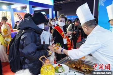 首届中国冰雪美食节哈尔滨启动 八方游客赏冰乐雪品美食